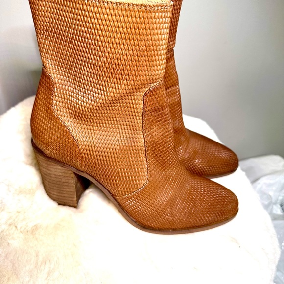Hinge textured leather heeled boot - Picture 4 of 4